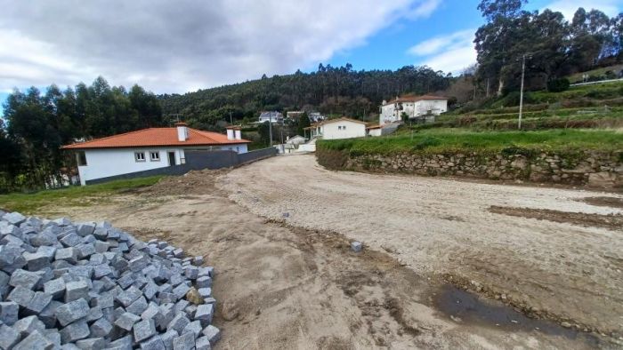 Iniciaram os trabalhos de pavimentação da Rua das Levadas